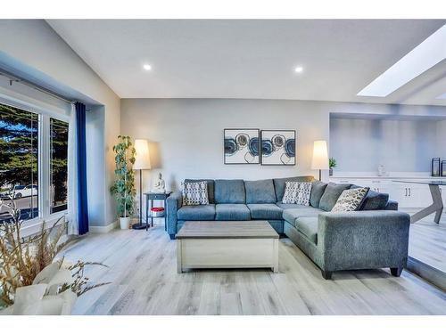 16 Pasadena Gardens Ne, Calgary, AB - Indoor Photo Showing Living Room