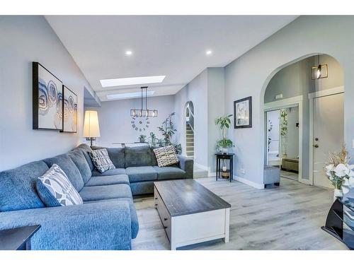 16 Pasadena Gardens Ne, Calgary, AB - Indoor Photo Showing Living Room