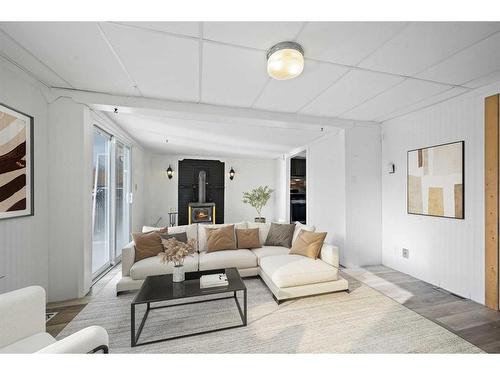 443 Mabbott Road, Drumheller, AB - Indoor Photo Showing Living Room