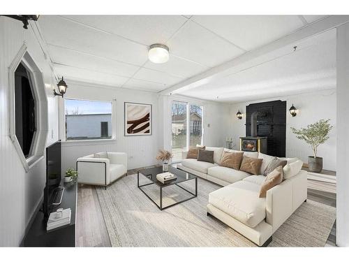 443 Mabbott Road, Drumheller, AB - Indoor Photo Showing Living Room