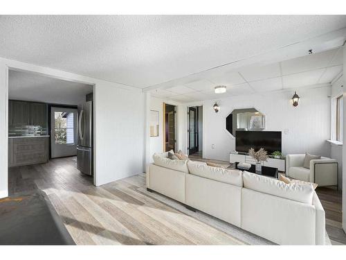 443 Mabbott Road, Drumheller, AB - Indoor Photo Showing Living Room