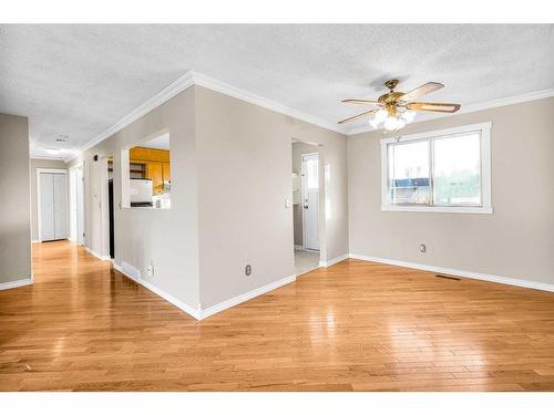 5211 Rundleview Road Ne, Calgary, AB - Indoor Photo Showing Other Room