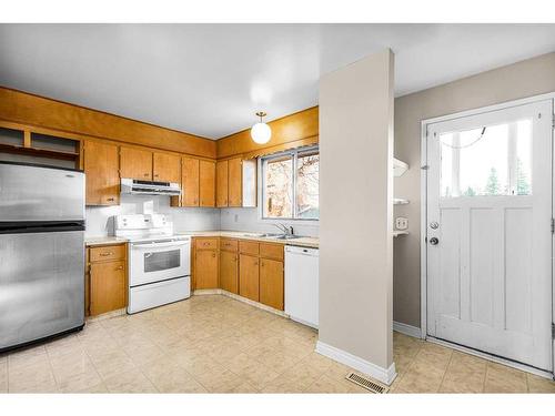 5211 Rundleview Road Ne, Calgary, AB - Indoor Photo Showing Kitchen With Double Sink