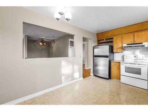 5211 Rundleview Road Ne, Calgary, AB - Indoor Photo Showing Kitchen