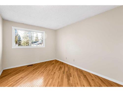 5211 Rundleview Road Ne, Calgary, AB - Indoor Photo Showing Other Room