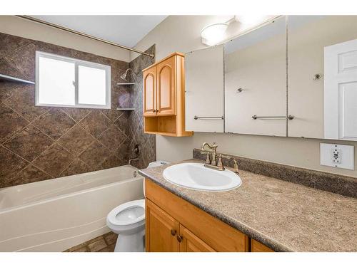 5211 Rundleview Road Ne, Calgary, AB - Indoor Photo Showing Bathroom