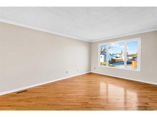 5211 Rundleview Road Ne, Calgary, AB - Indoor Photo Showing Other Room