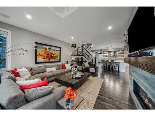 315 Simcrest Heights Sw, Calgary, AB - Indoor Photo Showing Living Room