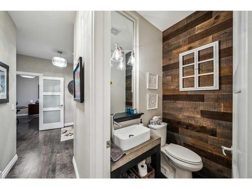 315 Simcrest Heights Sw, Calgary, AB - Indoor Photo Showing Bathroom