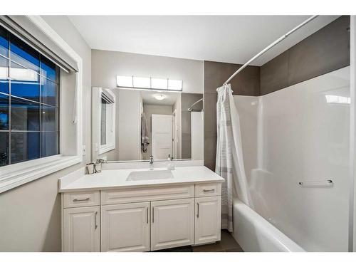 315 Simcrest Heights Sw, Calgary, AB - Indoor Photo Showing Bathroom