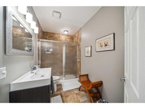 315 Simcrest Heights Sw, Calgary, AB - Indoor Photo Showing Bathroom