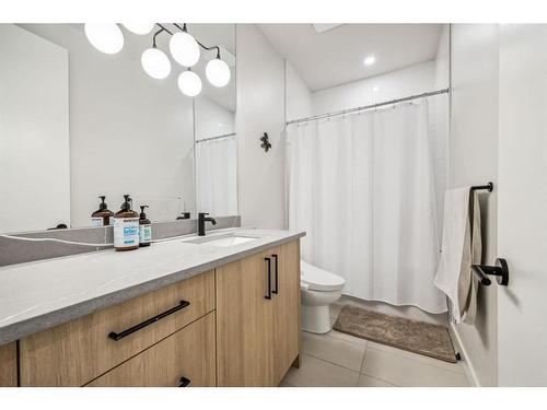 1816 Elizabeth Street Se, Calgary, AB - Indoor Photo Showing Bathroom