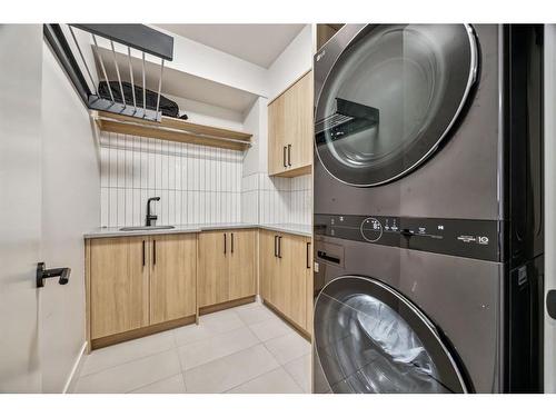 1816 Elizabeth Street Se, Calgary, AB - Indoor Photo Showing Laundry Room