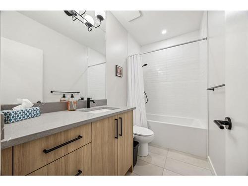 1816 Elizabeth Street Se, Calgary, AB - Indoor Photo Showing Bathroom