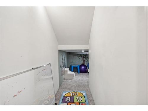 1816 Elizabeth Street Se, Calgary, AB - Indoor Photo Showing Other Room