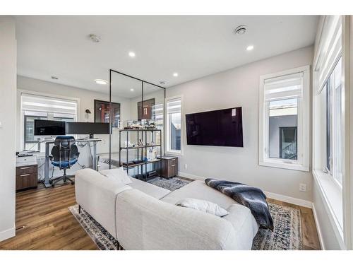 1816 Elizabeth Street Se, Calgary, AB - Indoor Photo Showing Living Room