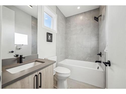 1816 Elizabeth Street Se, Calgary, AB - Indoor Photo Showing Bathroom