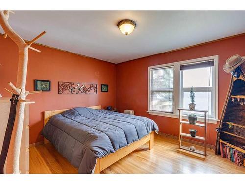 523 35A Street Nw, Calgary, AB - Indoor Photo Showing Bedroom