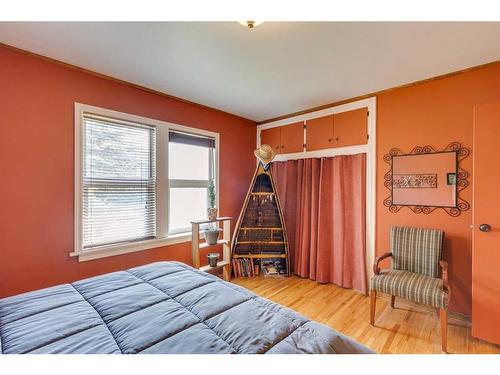 523 35A Street Nw, Calgary, AB - Indoor Photo Showing Bedroom