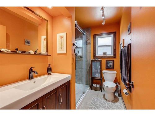 523 35A Street Nw, Calgary, AB - Indoor Photo Showing Bathroom