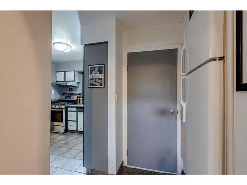 523 35A Street Nw, Calgary, AB - Indoor Photo Showing Other Room