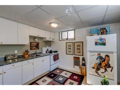 523 35A Street Nw, Calgary, AB - Indoor Photo Showing Kitchen