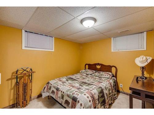 523 35A Street Nw, Calgary, AB - Indoor Photo Showing Bedroom