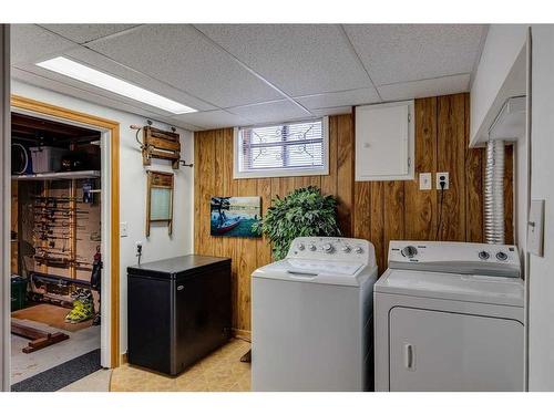 523 35A Street Nw, Calgary, AB - Indoor Photo Showing Laundry Room