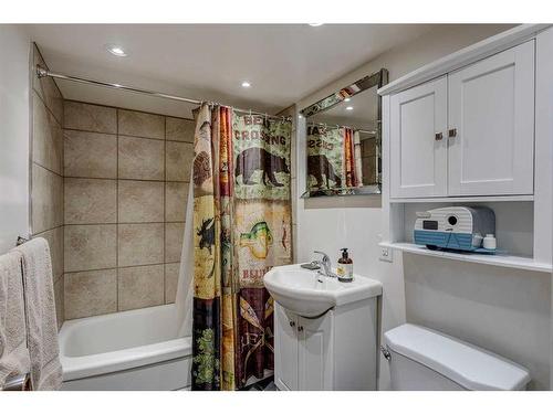 523 35A Street Nw, Calgary, AB - Indoor Photo Showing Bathroom