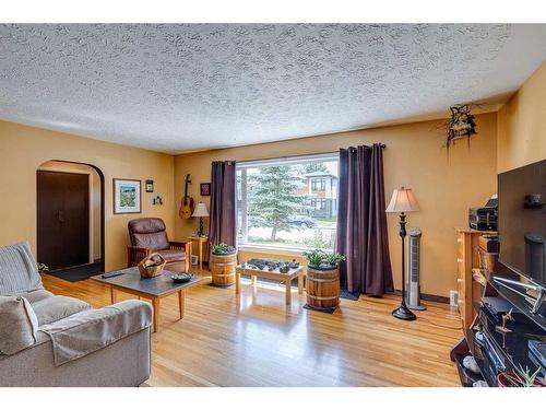 523 35A Street Nw, Calgary, AB - Indoor Photo Showing Living Room