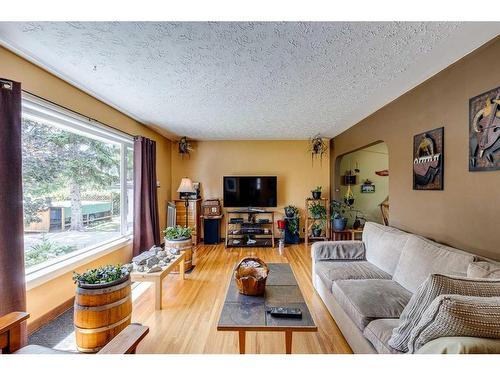 523 35A Street Nw, Calgary, AB - Indoor Photo Showing Living Room