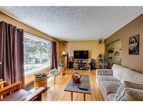 523 35A Street Nw, Calgary, AB - Indoor Photo Showing Living Room