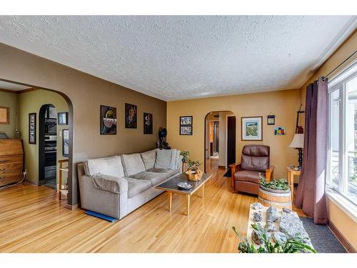 523 35A Street Nw, Calgary, AB - Indoor Photo Showing Living Room