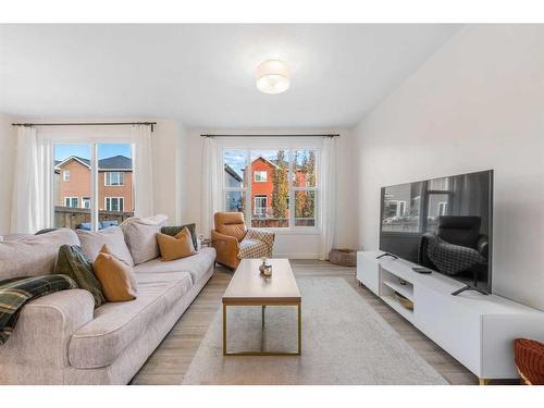 256 Willow Corner, Cochrane, AB - Indoor Photo Showing Living Room