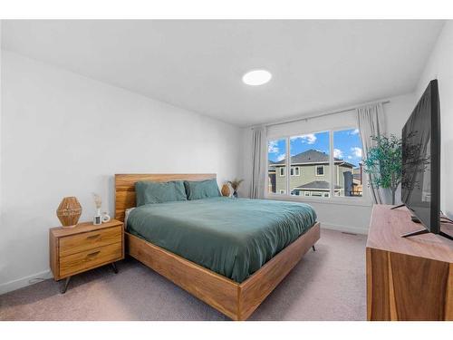 256 Willow Corner, Cochrane, AB - Indoor Photo Showing Bedroom