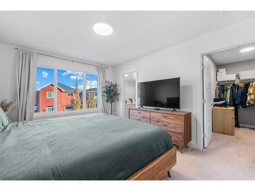 256 Willow Corner, Cochrane, AB - Indoor Photo Showing Bedroom