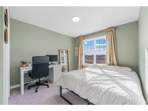 256 Willow Corner, Cochrane, AB - Indoor Photo Showing Bedroom