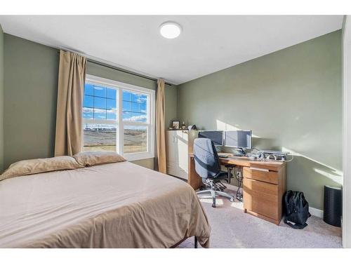 256 Willow Corner, Cochrane, AB - Indoor Photo Showing Bedroom