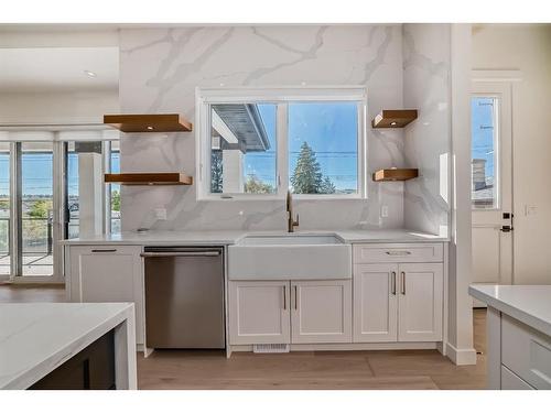 4635 22 Avenue Nw, Calgary, AB - Indoor Photo Showing Kitchen