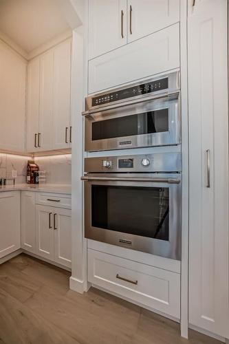 4635 22 Avenue Nw, Calgary, AB - Indoor Photo Showing Kitchen