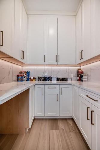 4635 22 Avenue Nw, Calgary, AB - Indoor Photo Showing Kitchen