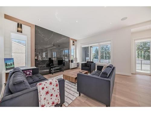 4635 22 Avenue Nw, Calgary, AB - Indoor Photo Showing Living Room