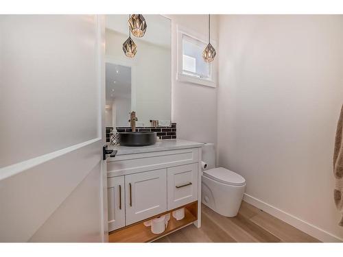 4635 22 Avenue Nw, Calgary, AB - Indoor Photo Showing Bathroom