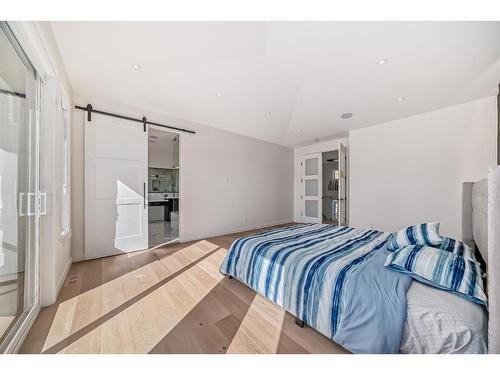 4635 22 Avenue Nw, Calgary, AB - Indoor Photo Showing Bedroom