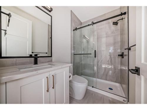 4635 22 Avenue Nw, Calgary, AB - Indoor Photo Showing Bathroom