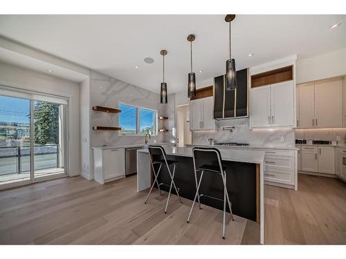 4635 22 Avenue Nw, Calgary, AB - Indoor Photo Showing Kitchen With Upgraded Kitchen