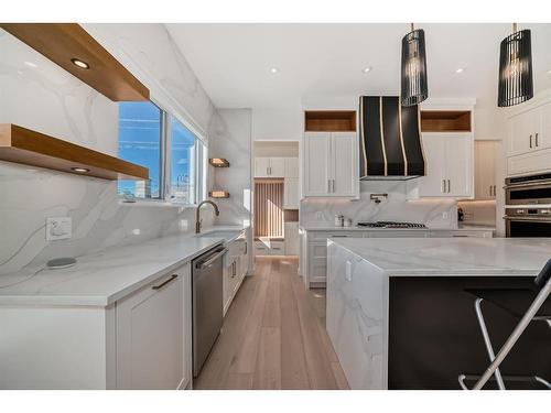 4635 22 Avenue Nw, Calgary, AB - Indoor Photo Showing Kitchen With Upgraded Kitchen