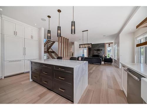 4635 22 Avenue Nw, Calgary, AB - Indoor Photo Showing Kitchen With Upgraded Kitchen