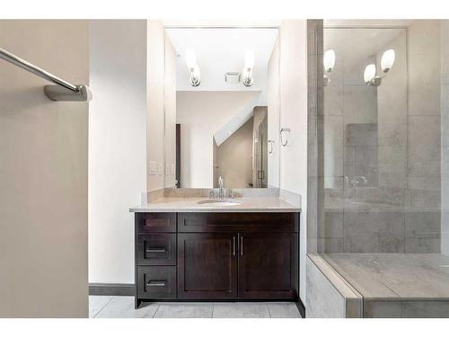 3205-211 13 Avenue Se, Calgary, AB - Indoor Photo Showing Bathroom