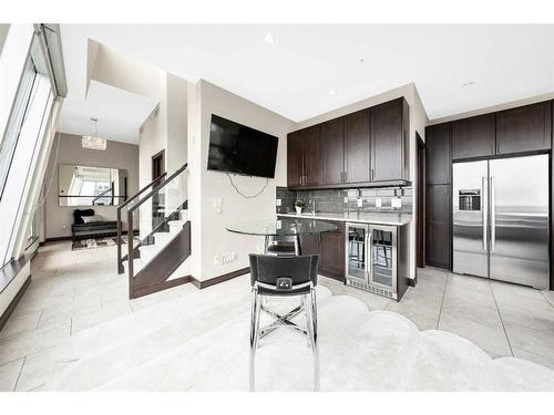 3205-211 13 Avenue Se, Calgary, AB - Indoor Photo Showing Kitchen